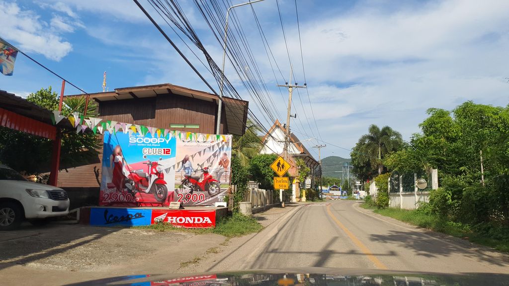 ภาพถนนตรงที่ สวนเส เฮฮา นาปาร์ตี้ ตั้งอยู่ ถ่ายโดย jrcarlsen พ.ศ. 2564 (2021) · A street-level view of where สวนเส เฮฮา นาปาร์ตี้ · Se Heha Napati Garden stands, by jrcarlsen in 2564 (2021)