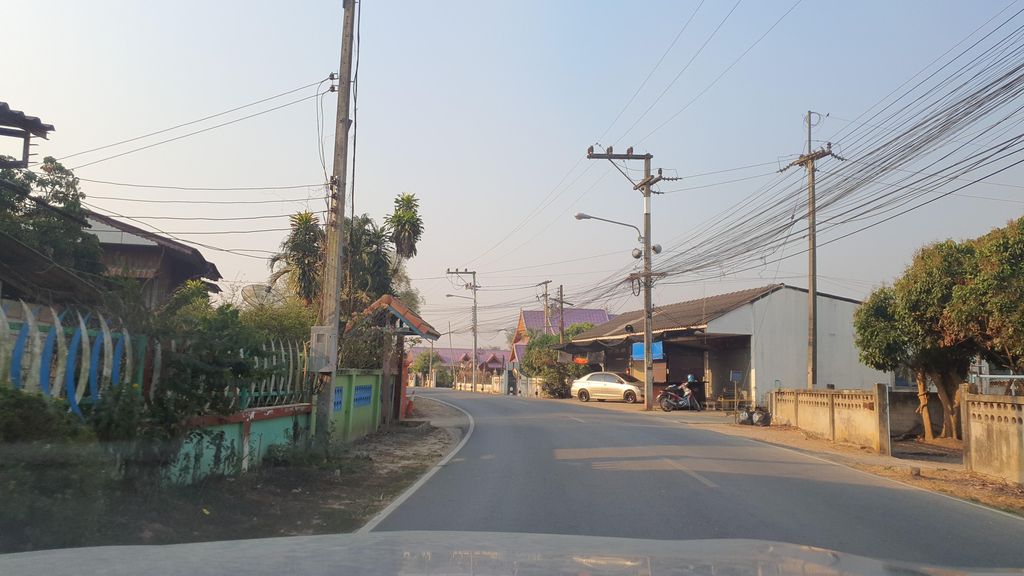 ภาพถนนตรงที่ Phot moto speed ตั้งอยู่ ถ่ายโดย jrcarlsen พ.ศ. 2566 (2023) · A street-level view of where Phot moto speed stands, by jrcarlsen in 2566 (2023)