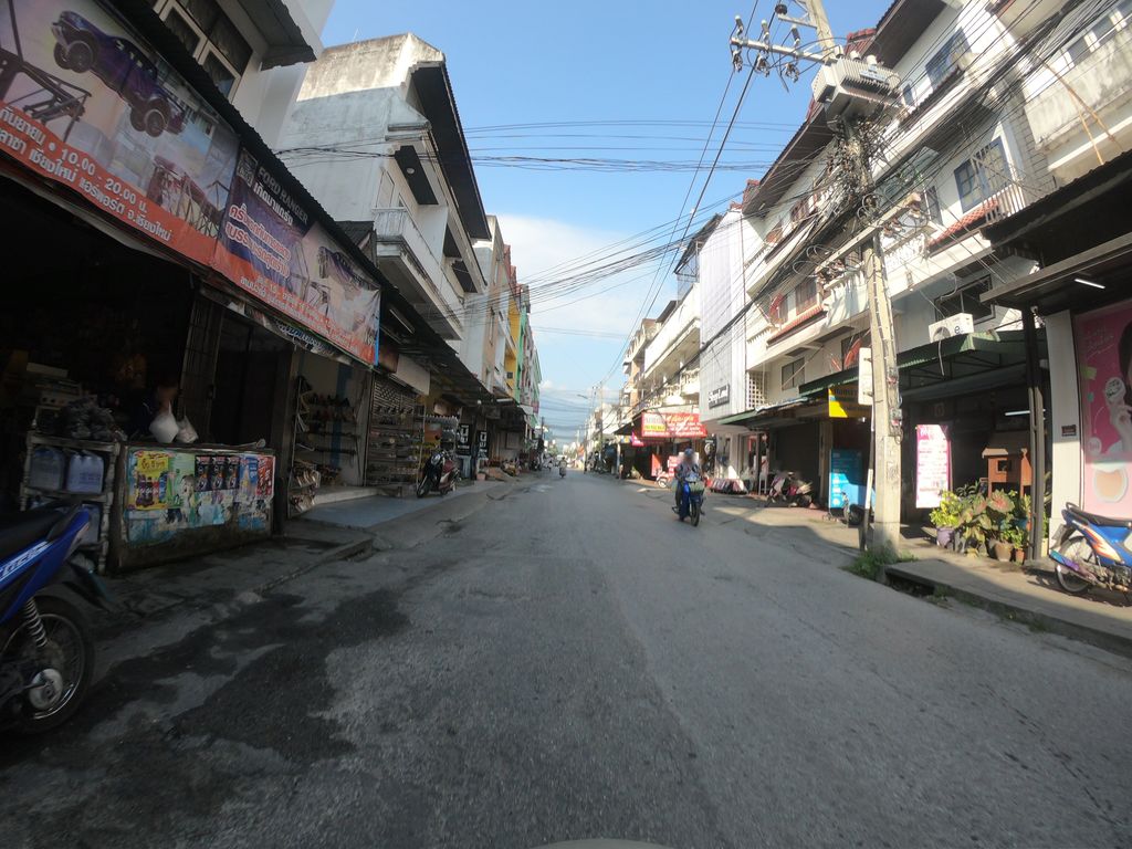 ภาพถนนตรงที่ สถานีเล็บ ต่อขนตา ตั้งอยู่ ถ่ายโดย chanuwath_grab พ.ศ. 2562 (2019) · A street-level view of where สถานีเล็บ ต่อขนตา · Sathani Lep Toknata stands, by chanuwath_grab in 2562 (2019)