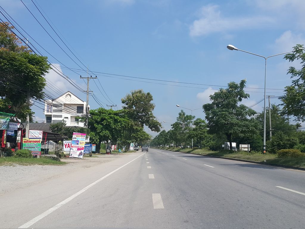 ภาพถนนตรงที่ หม่าล่าลงลิ้น ตั้งอยู่ ถ่ายโดย jrcarlsen พ.ศ. 2558 (2015) · A street-level view of where หม่าล่าลงลิ้น · Mala Long Lin stands, by jrcarlsen in 2558 (2015)