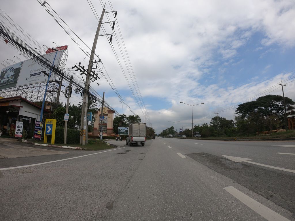 ภาพถนนตรงที่ Piccolo Cafe ตั้งอยู่ ถ่ายโดย chanuwath_grab พ.ศ. 2562 (2019) · A street-level view of where Piccolo Cafe stands, by chanuwath_grab in 2562 (2019)