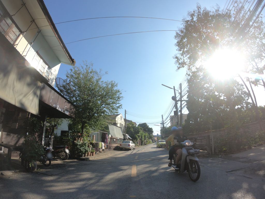 ภาพถนนตรงที่ สวนสุขภาพ สถานีรถไฟเชียงใหม่ ตั้งอยู่ ถ่ายโดย chanuwath_grab พ.ศ. 2562 (2019) · A street-level view of where สวนสุขภาพ สถานีรถไฟเชียงใหม่ · Sukkhaphap Sathani Rotfai Chiang Mai Garden stands, by chanuwath_grab in 2562 (2019)
