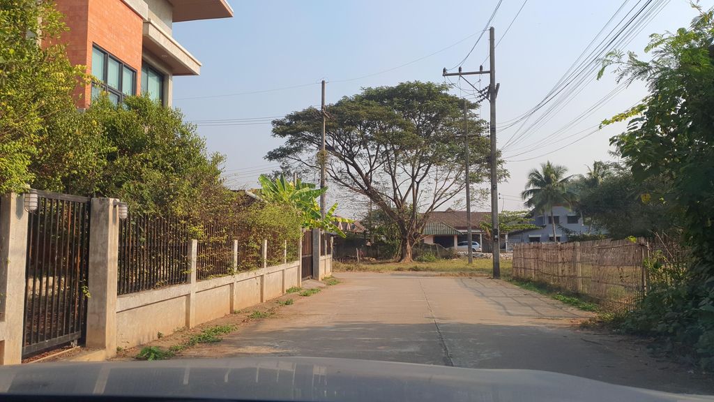ภาพถนนตรงที่ Baan Baan Law Office ตั้งอยู่ ถ่ายโดย jrcarlsen พ.ศ. 2566 (2023) · A street-level view of where Baan Baan Law Office stands, by jrcarlsen in 2566 (2023)