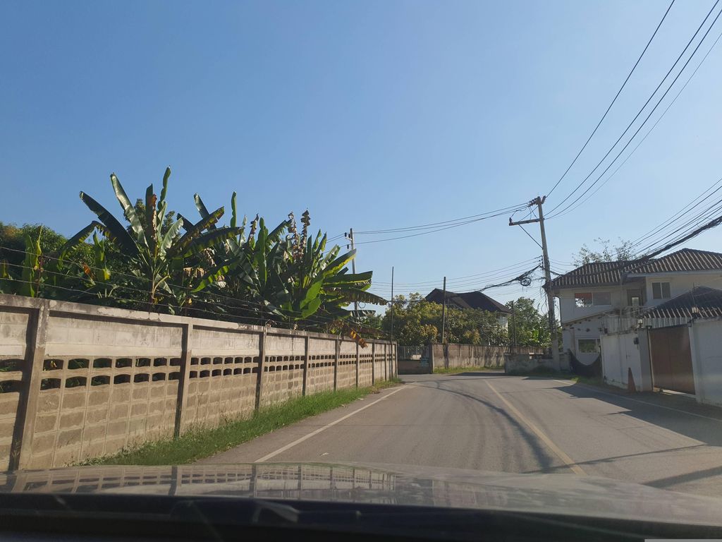 ภาพถนนตรงที่ ลำดีที่แม่โจ้ ตั้งอยู่ ถ่ายโดย jrcarlsen พ.ศ. 2566 (2023) · A street-level view of where ลำดีที่แม่โจ้ · Lamdi Thi Mae Jo stands, by jrcarlsen in 2566 (2023)