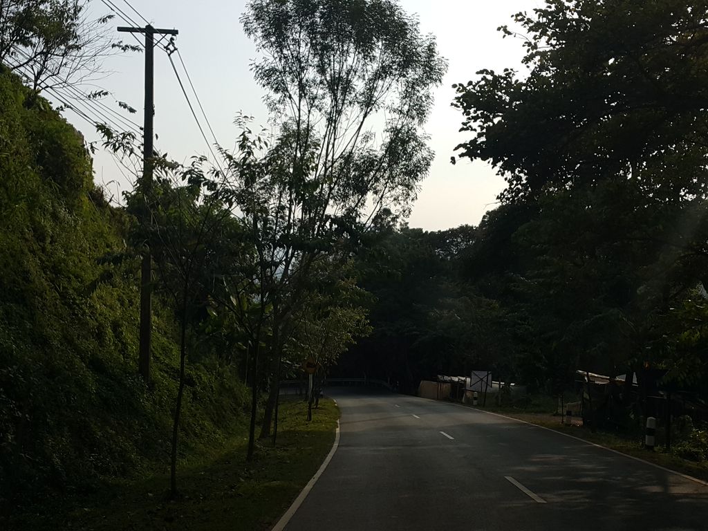 ภาพถนนตรงที่ บ้านม่อนม่วน ตั้งอยู่ ถ่ายโดย jrcarlsen พ.ศ. 2558 (2015) · A street-level view of where บ้านม่อนม่วน · Ban Mon Muan stands, by jrcarlsen in 2558 (2015)