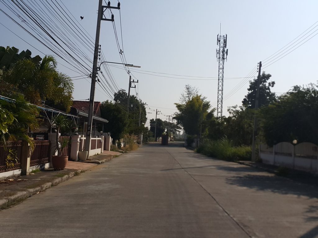 ภาพถนนตรงที่ สุทธิทรัพย์กำจัดปลวก ตั้งอยู่ ถ่ายโดย jrcarlsen พ.ศ. 2557 (2014) · A street-level view of where สุทธิทรัพย์กำจัดปลวก · Sutthi Sap Kamchatpluak stands, by jrcarlsen in 2557 (2014)