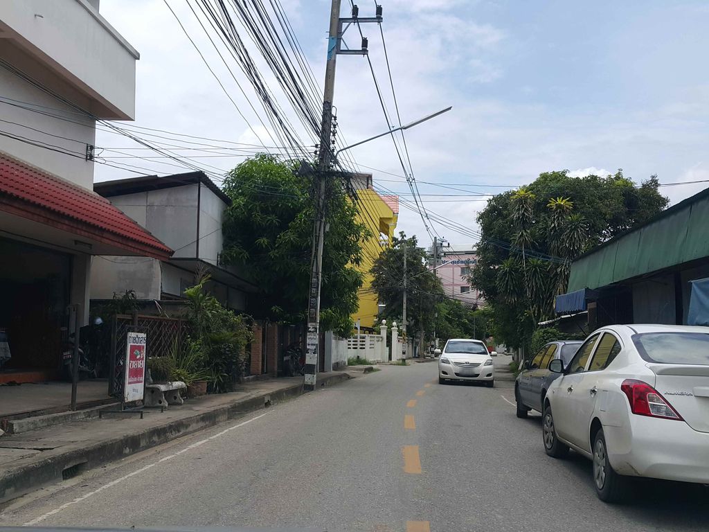 ภาพถนนตรงที่ Rinn Boutique House ตั้งอยู่ ถ่ายโดย jrcarlsen พ.ศ. 2558 (2015) · A street-level view of where Rinn Boutique House stands, by jrcarlsen in 2558 (2015)