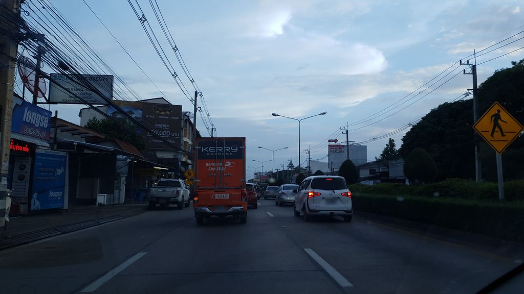 ภาพถนนตรงที่ ร้านยา ศิวกรเภสัชกร ตั้งอยู่ ถ่ายโดย silamanee พ.ศ. 2561 (2018) · A street-level view of where ร้านยา ศิวกรเภสัชกร · Siokraphesatka Pharmacy stands, by silamanee in 2561 (2018)