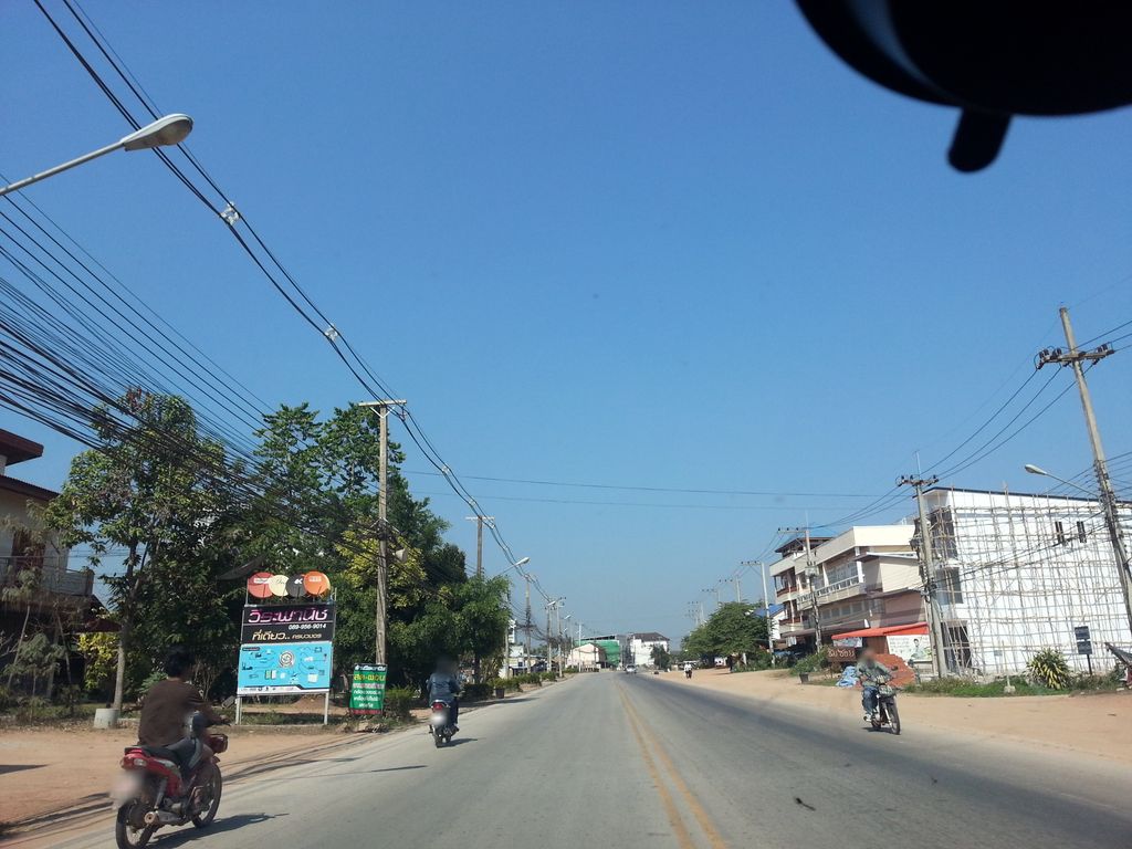 ภาพถนนตรงที่ ร้านแม่ข่าเทเลคอม ตั้งอยู่ ถ่ายโดย mishari พ.ศ. 2558 (2015) · A street-level view of where ร้านแม่ข่าเทเลคอม · Ran Mae Kha Thelekom stands, by mishari in 2558 (2015)