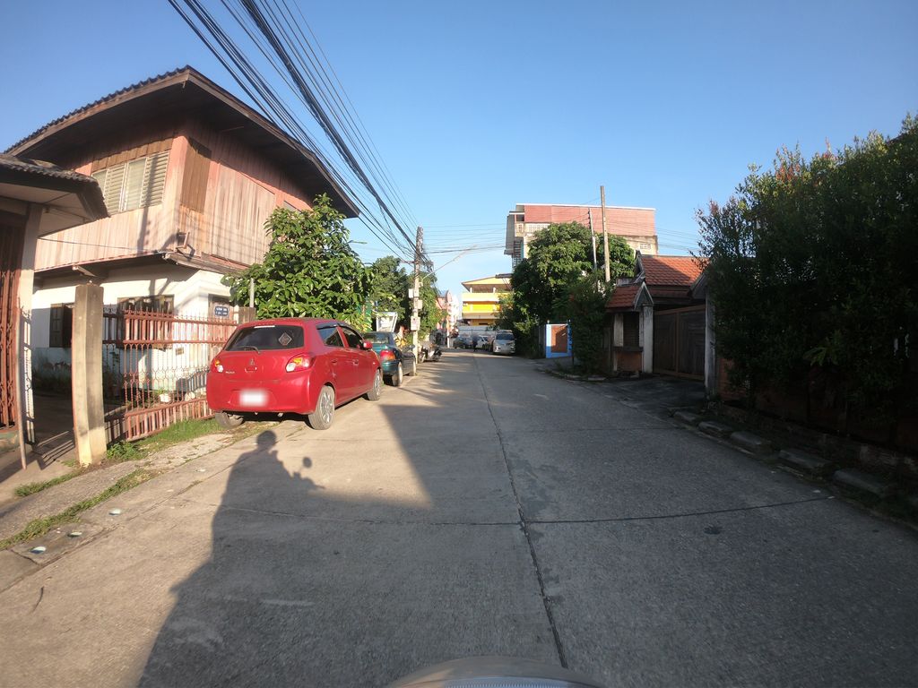 ภาพถนนตรงที่ รถเช่าเชียงใหม่ By Bird ตั้งอยู่ ถ่ายโดย chanuwath_grab พ.ศ. 2562 (2019) · A street-level view of where รถเช่าเชียงใหม่ By Bird stands, by chanuwath_grab in 2562 (2019)