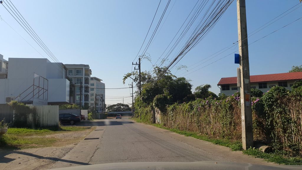 ภาพถนนตรงที่ คูนหลวงอพาร์ทเม้นท์ ตั้งอยู่ ถ่ายโดย jrcarlsen พ.ศ. 2565 (2022) · A street-level view of where คูนหลวงอพาร์ทเม้นท์ · Khun Luang Apartment stands, by jrcarlsen in 2565 (2022)