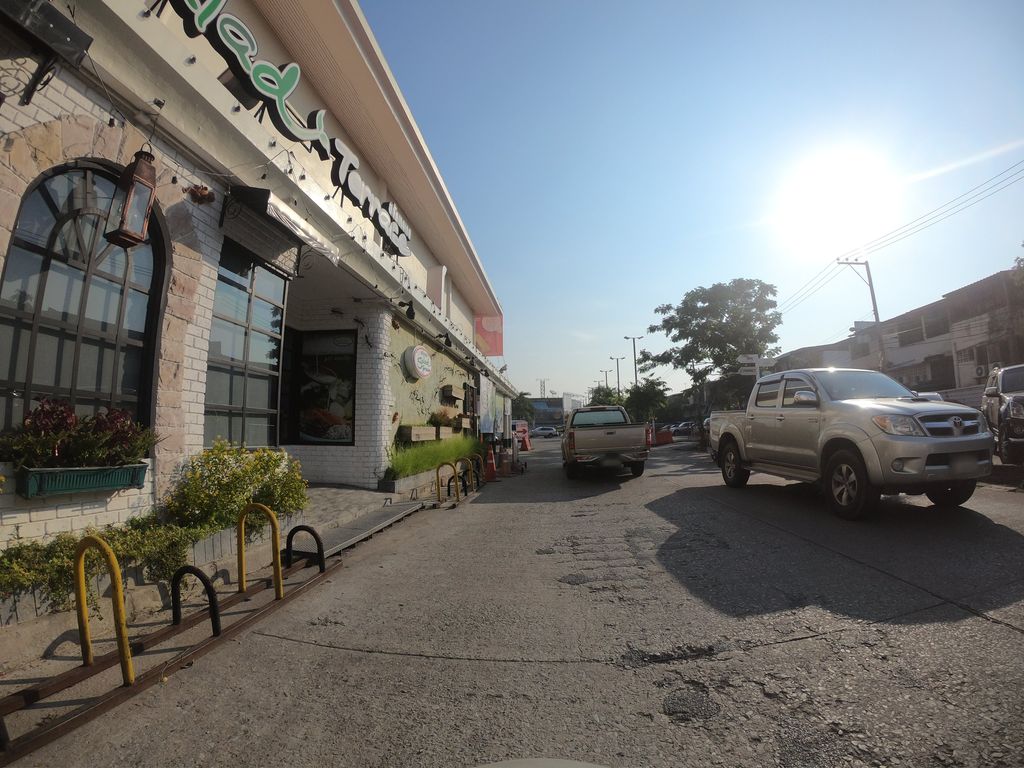 ภาพถนนตรงที่ Tops Market ตั้งอยู่ ถ่ายโดย chanuwath_grab พ.ศ. 2562 (2019) · A street-level view of where Tops Market stands, by chanuwath_grab in 2562 (2019)