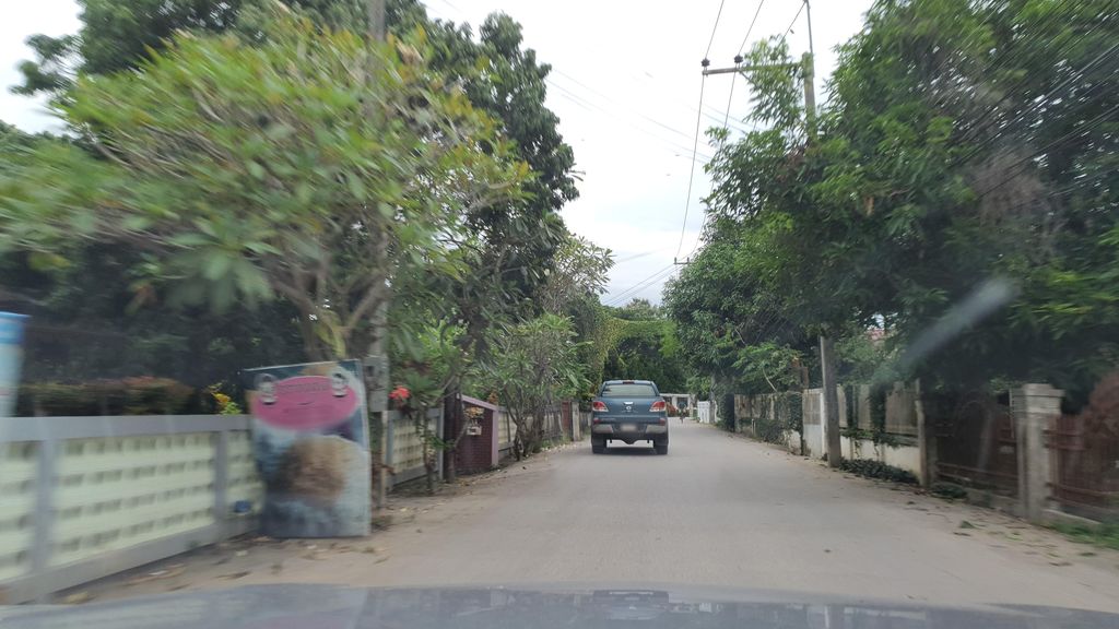 ภาพถนนตรงที่ วรางกุล เค้กมะพร้าวอ่อน ตั้งอยู่ ถ่ายโดย jrcarlsen พ.ศ. 2564 (2021) · A street-level view of where วรางกุล เค้กมะพร้าวอ่อน · Warangkun Cake Maphraoon stands, by jrcarlsen in 2564 (2021)