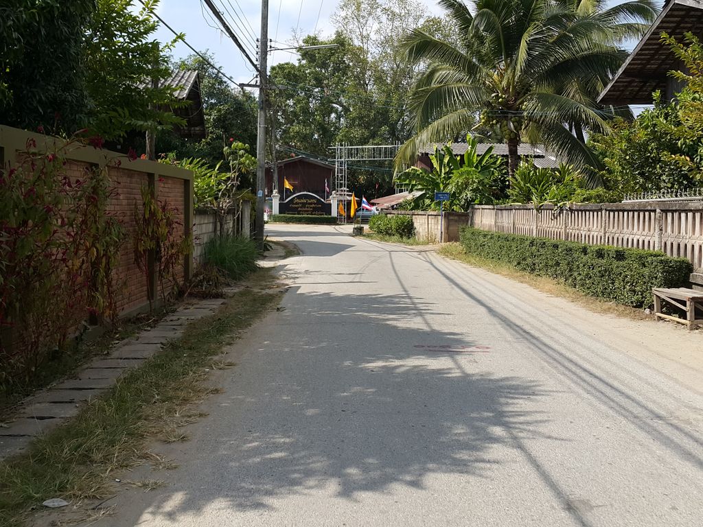 ภาพถนนตรงที่ เฮือนอุปละ โฮมสเตย์ ตั้งอยู่ ถ่ายโดย jrcarlsen พ.ศ. 2557 (2014) · A street-level view of where เฮือนอุปละ โฮมสเตย์ · Hueanupla Homestay stands, by jrcarlsen in 2557 (2014)