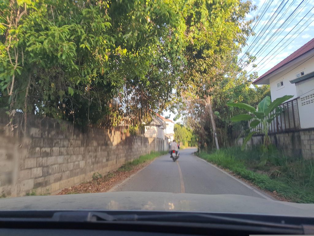 ภาพถนนตรงที่ Divaa Beauty ตั้งอยู่ ถ่ายโดย jrcarlsen พ.ศ. 2567 (2024) · A street-level view of where Divaa Beauty stands, by jrcarlsen in 2567 (2024)