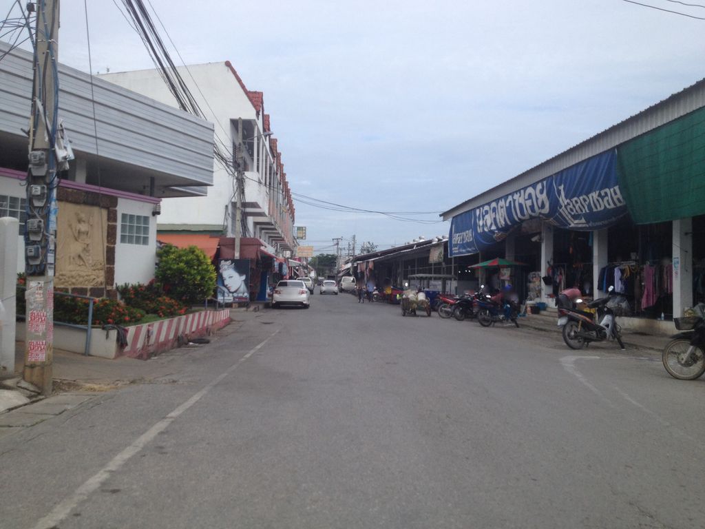 ภาพถนนตรงที่ วัดหนองอึ่ง อ.สันป่าตอง ตั้งอยู่ ถ่ายโดย jimwatana พ.ศ. 2558 (2015) · A street-level view of where วัดหนองอึ่ง อ.สันป่าตอง · Wat Nongueng A.San Pa Tong stands, by jimwatana in 2558 (2015)