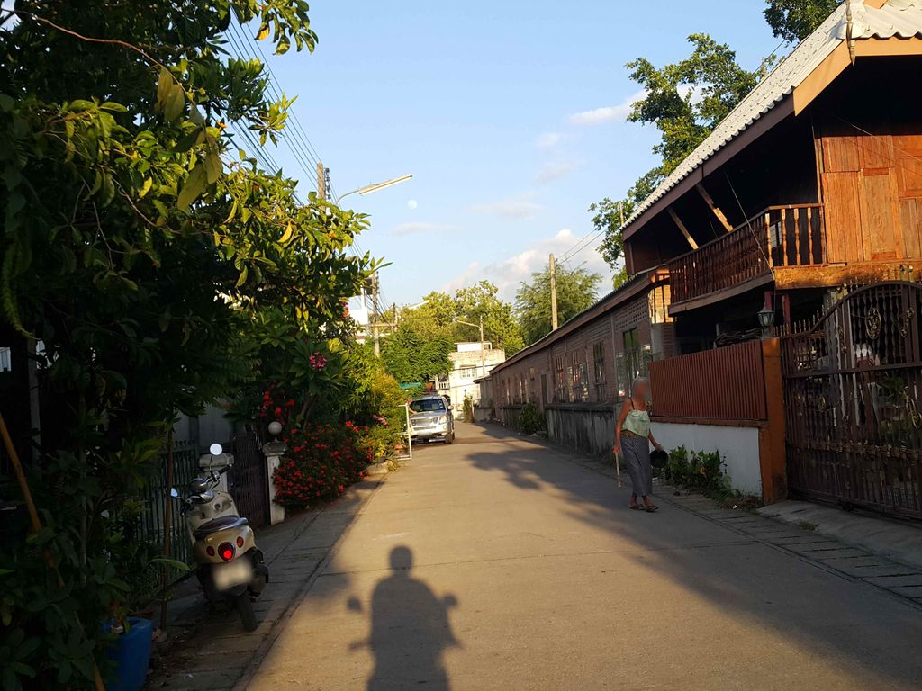 ภาพถนนตรงที่ ร้านต้นเปากระดาษสา,Tonpao saa paper ตั้งอยู่ ถ่ายโดย jrcarlsen พ.ศ. 2558 (2015) · A street-level view of where ร้านต้นเปากระดาษสา,Tonpao saa paper stands, by jrcarlsen in 2558 (2015)