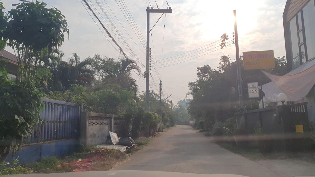 ภาพถนนตรงที่ Mamando Factory ตั้งอยู่ ถ่ายโดย jrcarlsen พ.ศ. 2566 (2023) · A street-level view of where Mamando Factory stands, by jrcarlsen in 2566 (2023)