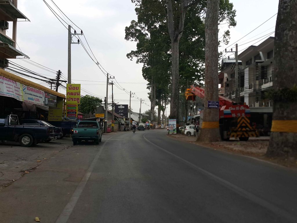ภาพถนนตรงที่ น้อยกลอนประตู ตั้งอยู่ ถ่ายโดย jrcarlsen พ.ศ. 2558 (2015) · A street-level view of where น้อยกลอนประตู · Noi Kalonpratu stands, by jrcarlsen in 2558 (2015)