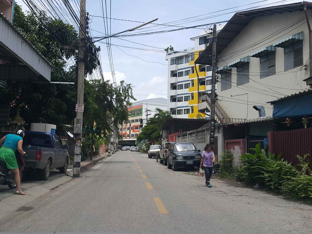ภาพถนนตรงที่ Lucifer Garage ตั้งอยู่ ถ่ายโดย jrcarlsen พ.ศ. 2558 (2015) · A street-level view of where Lucifer Garage stands, by jrcarlsen in 2558 (2015)