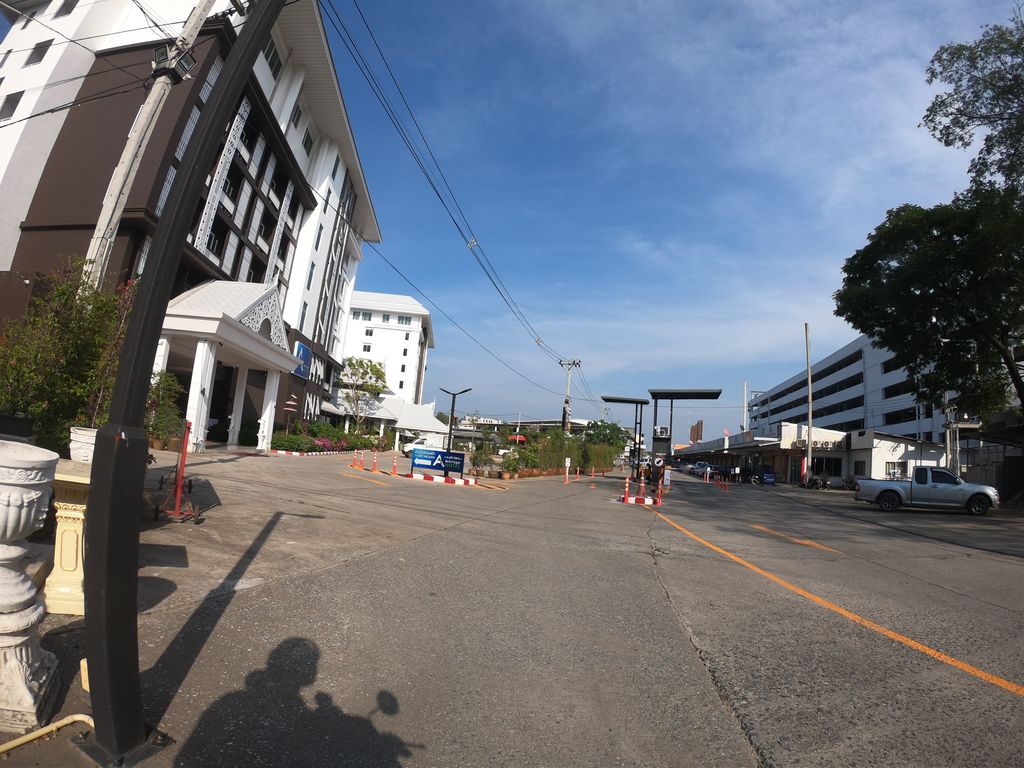 ภาพถนนตรงที่ DoctorGen Y Lab Cafe ตั้งอยู่ ถ่ายโดย chanuwath_grab พ.ศ. 2562 (2019) · A street-level view of where DoctorGen Y Lab Cafe stands, by chanuwath_grab in 2562 (2019)
