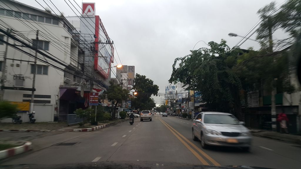 ภาพถนนตรงที่ ZK Hotel ตั้งอยู่ ถ่ายโดย jrcarlsen พ.ศ. 2559 (2016) · A street-level view of where ZK Hotel stands, by jrcarlsen in 2559 (2016)