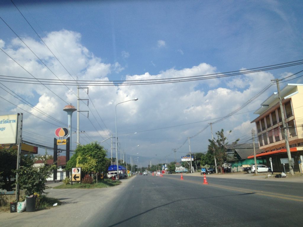 ภาพถนนตรงที่ กาแฟ M.8 จอมทอง ตั้งอยู่ ถ่ายโดย jimwatana พ.ศ. 2558 (2015) · A street-level view of where กาแฟ M.8 จอมทอง · Kafae M.8 Chom Thong stands, by jimwatana in 2558 (2015)