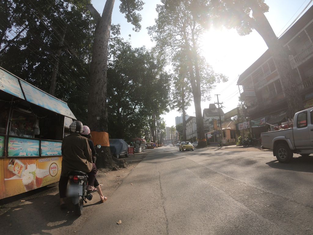 ภาพถนนตรงที่ ร้านส้มตำบ้านเด่น ตั้งอยู่ ถ่ายโดย chanuwath_grab พ.ศ. 2562 (2019) · A street-level view of where ร้านส้มตำบ้านเด่น · Ran Som Tam Ban Den stands, by chanuwath_grab in 2562 (2019)