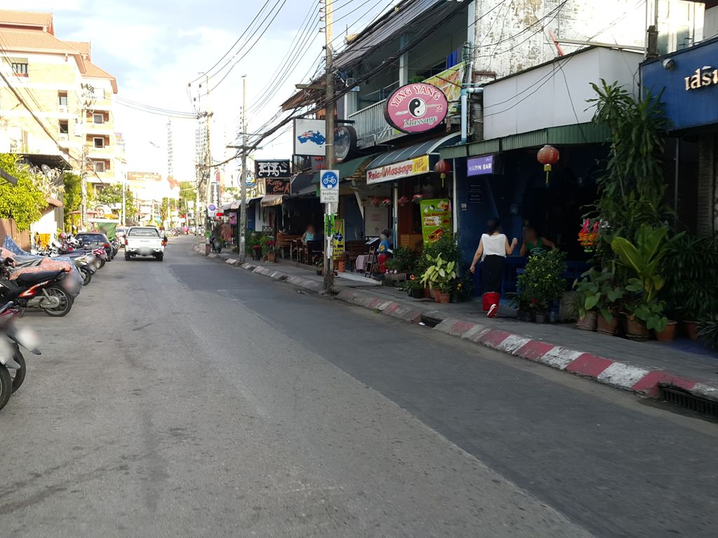ภาพถนนตรงที่ Siam Tattoo Chiang Mai ตั้งอยู่ ถ่ายโดย jrcarlsen พ.ศ. 2558 (2015) · A street-level view of where Siam Tattoo Chiang Mai stands, by jrcarlsen in 2558 (2015)