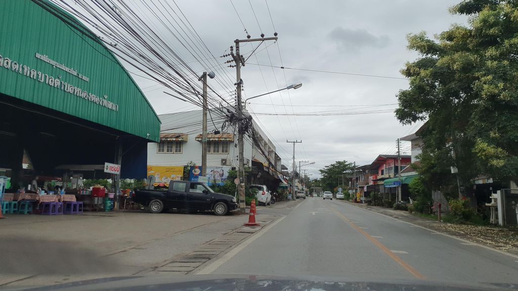 ภาพถนนตรงที่ แจ่วฮ้อนเด้อ ตั้งอยู่ ถ่ายโดย jrcarlsen พ.ศ. 2564 (2021) · A street-level view of where แจ่วฮ้อนเด้อ · Chaeohondoe stands, by jrcarlsen in 2564 (2021)
