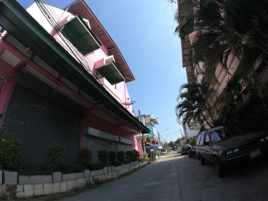ภาพถนนตรงที่ ร้านลาบต้นสัก ตั้งอยู่ ถ่ายโดย chanuwath_grab พ.ศ. 2562 (2019) · A street-level view of where ร้านลาบต้นสัก · Ran Lap Ton Sak stands, by chanuwath_grab in 2562 (2019)
