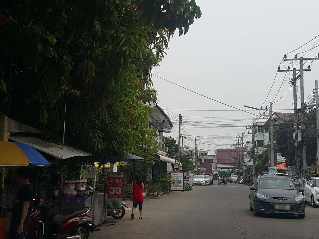 ภาพถนนตรงที่ เฮียยำแหลก ตั้งอยู่ ถ่ายโดย jrcarlsen พ.ศ. 2559 (2016) · A street-level view of where เฮียยำแหลก · Hiayamlaek stands, by jrcarlsen in 2559 (2016)