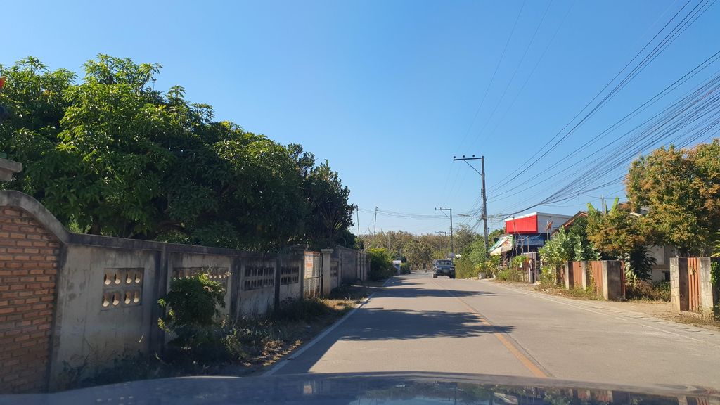 ภาพถนนตรงที่ บ้านหนองไหว ตั้งอยู่ ถ่ายโดย jrcarlsen พ.ศ. 2565 (2022) · A street-level view of where บ้านหนองไหว · Ban Nong Wai stands, by jrcarlsen in 2565 (2022)
