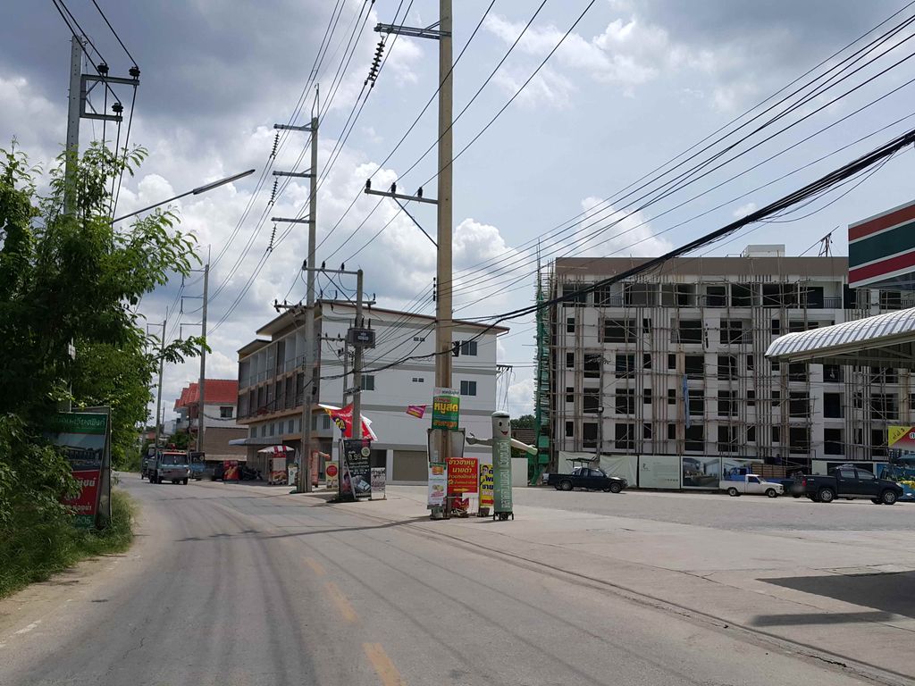 ภาพถนนตรงที่ ขมกิ๊ก cafe ตั้งอยู่ ถ่ายโดย jrcarlsen พ.ศ. 2558 (2015) · A street-level view of where ขมกิ๊ก cafe stands, by jrcarlsen in 2558 (2015)
