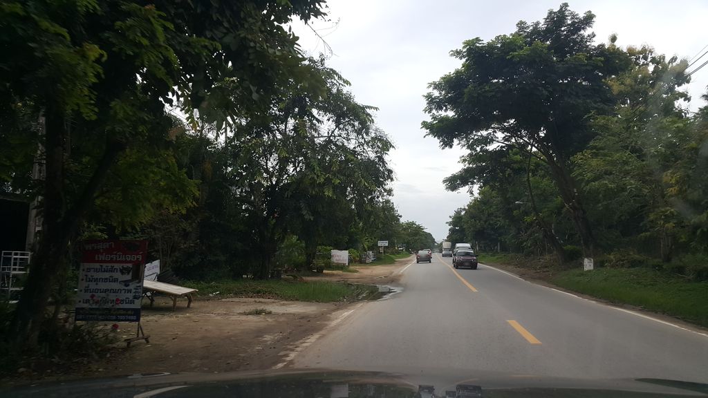 ภาพถนนตรงที่ พรสุดาเฟอร์นิเจอร์ ตั้งอยู่ ถ่ายโดย jrcarlsen พ.ศ. 2561 (2018) · A street-level view of where พรสุดาเฟอร์นิเจอร์ · Phon Suda Furniture stands, by jrcarlsen in 2561 (2018)