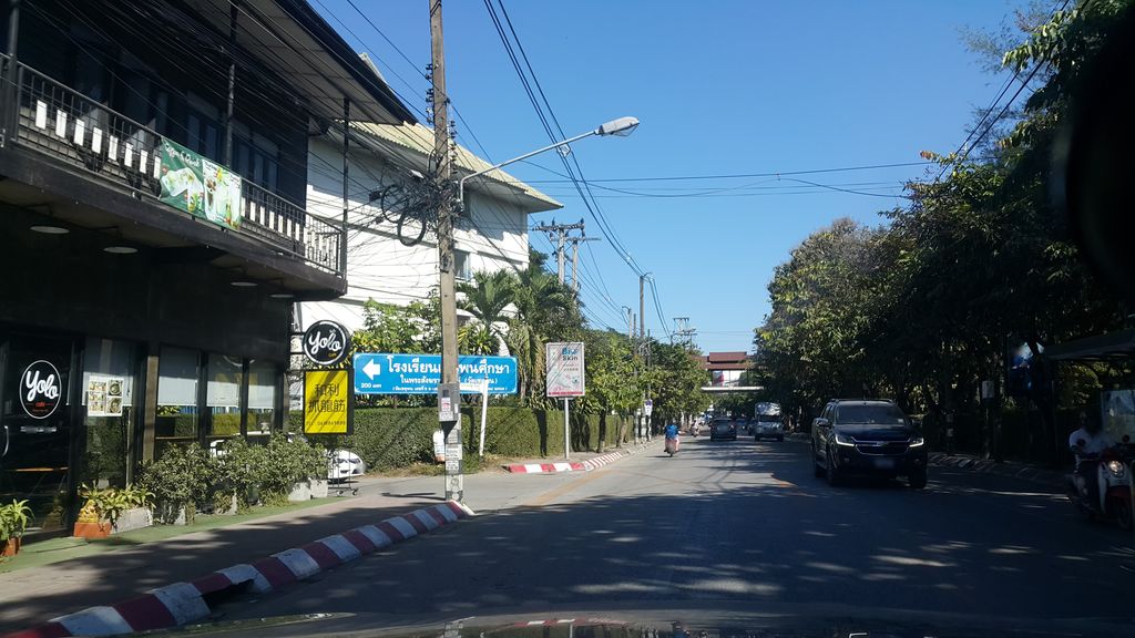 ภาพถนนตรงที่ Art Gate Hotel ตั้งอยู่ ถ่ายโดย jrcarlsen พ.ศ. 2561 (2018) · A street-level view of where Art Gate Hotel stands, by jrcarlsen in 2561 (2018)