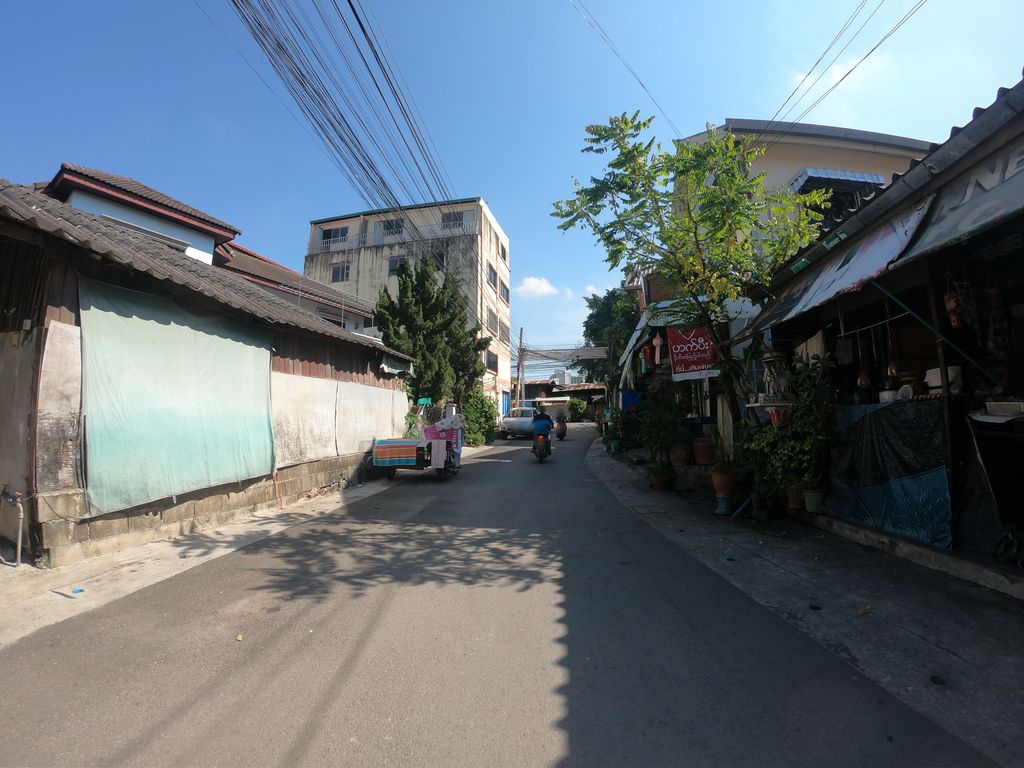 ภาพถนนตรงที่ บ้านอิงฟ้า ตั้งอยู่ ถ่ายโดย chanuwath_grab พ.ศ. 2562 (2019) · A street-level view of where บ้านอิงฟ้า · Ban Ing Fa stands, by chanuwath_grab in 2562 (2019)