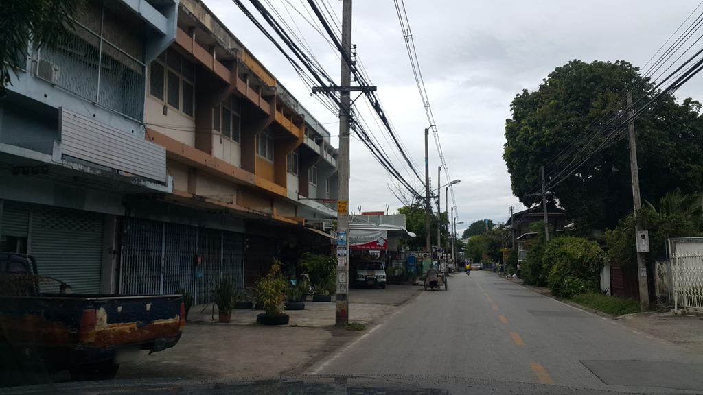 ภาพถนนตรงที่ Music chiangmai ตั้งอยู่ ถ่ายโดย jrcarlsen พ.ศ. 2559 (2016) · A street-level view of where Music chiangmai stands, by jrcarlsen in 2559 (2016)