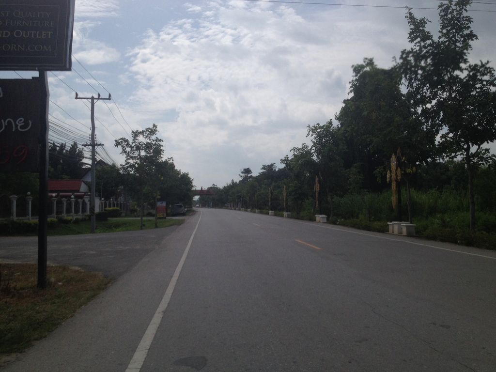ภาพถนนตรงที่ ตำแซ่บเวอร์ปากระเบิดเจ๊วีวี่ตำแซ่บเวอร์ ตั้งอยู่ ถ่ายโดย jimwatana พ.ศ. 2558 (2015) · A street-level view of where ตำแซ่บเวอร์ปากระเบิดเจ๊วีวี่ตำแซ่บเวอร์ · Tam Saepwoe Pakraboet Che Wiwitam Saepwoe stands, by jimwatana in 2558 (2015)