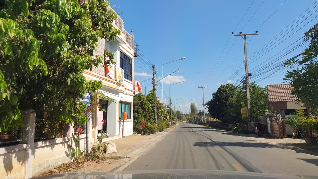 ภาพถนนตรงที่ ส้มตำแม่สัย ตั้งอยู่ ถ่ายโดย jrcarlsen พ.ศ. 2565 (2022) · A street-level view of where ส้มตำแม่สัย · Som Tam Mae Sai stands, by jrcarlsen in 2565 (2022)