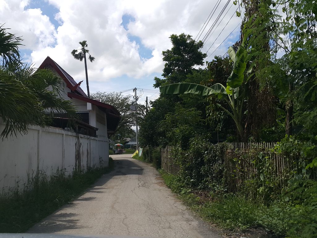 ภาพถนนตรงที่ วัดปูคาใต้ ตั้งอยู่ ถ่ายโดย jrcarlsen พ.ศ. 2558 (2015) · A street-level view of where วัดปูคาใต้ · Wat Pukhatai stands, by jrcarlsen in 2558 (2015)