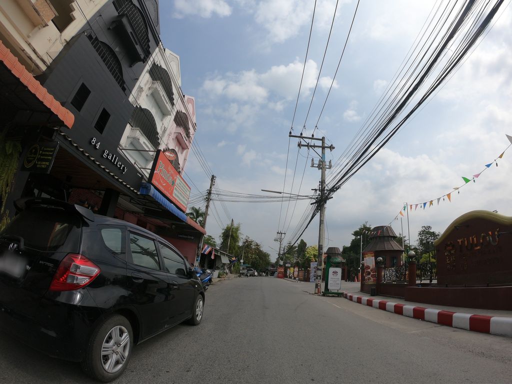 ภาพถนนตรงที่ Bambino Jeweler ตั้งอยู่ ถ่ายโดย chanuwath_grab พ.ศ. 2562 (2019) · A street-level view of where Bambino Jeweler stands, by chanuwath_grab in 2562 (2019)