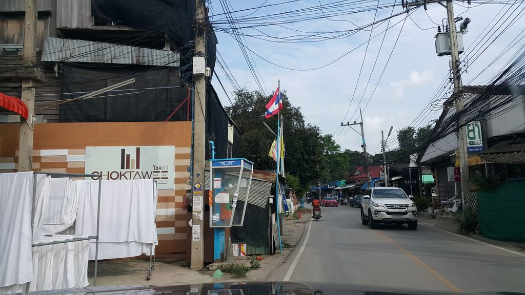 ภาพถนนตรงที่ สองภาษาปั้นได้ by แม่มะไฟ ตั้งอยู่ ถ่ายโดย jrcarlsen พ.ศ. 2559 (2016) · A street-level view of where สองภาษาปั้นได้ by แม่มะไฟ · Songphasa Pan Dai By Mae Mafai stands, by jrcarlsen in 2559 (2016)