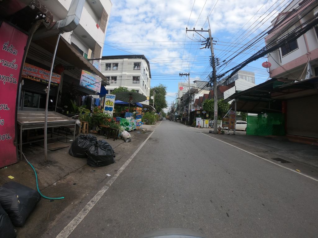 ภาพถนนตรงที่ บางบาร์ หม่าล่า Cnx ตั้งอยู่ ถ่ายโดย chanuwath_grab พ.ศ. 2562 (2019) · A street-level view of where บางบาร์ หม่าล่า Cnx stands, by chanuwath_grab in 2562 (2019)