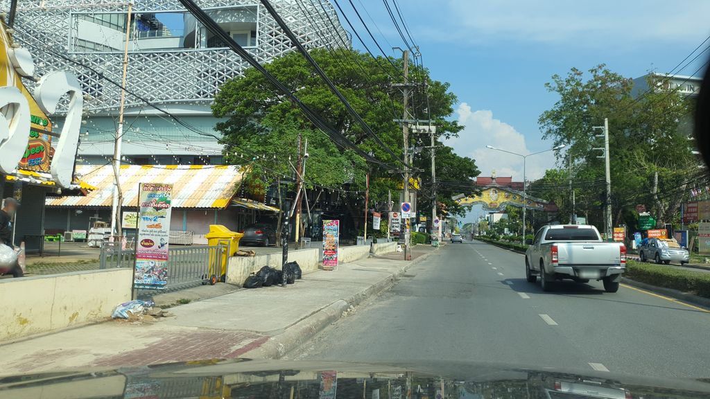 ภาพถนนตรงที่ ปัง ปัง Hair cut ตั้งอยู่ ถ่ายโดย jrcarlsen พ.ศ. 2564 (2021) · A street-level view of where ปัง ปัง Hair cut stands, by jrcarlsen in 2564 (2021)