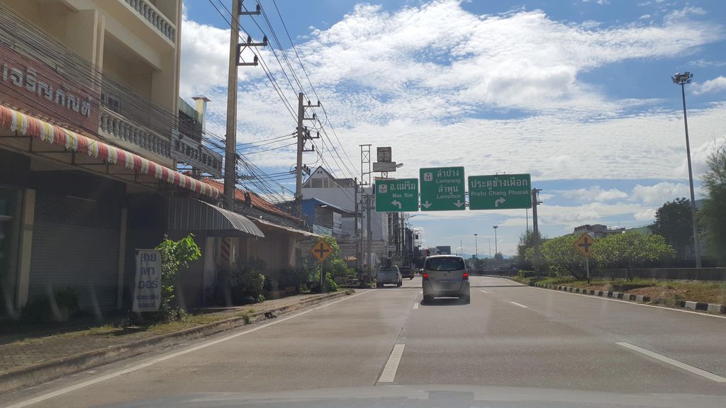 ภาพถนนตรงที่ เชียงใหม่บุญเจริญภัณฑ์ ตั้งอยู่ ถ่ายโดย jrcarlsen พ.ศ. 2565 (2022) · A street-level view of where เชียงใหม่บุญเจริญภัณฑ์ · Chiang Mai Bun Charoen Phan stands, by jrcarlsen in 2565 (2022)