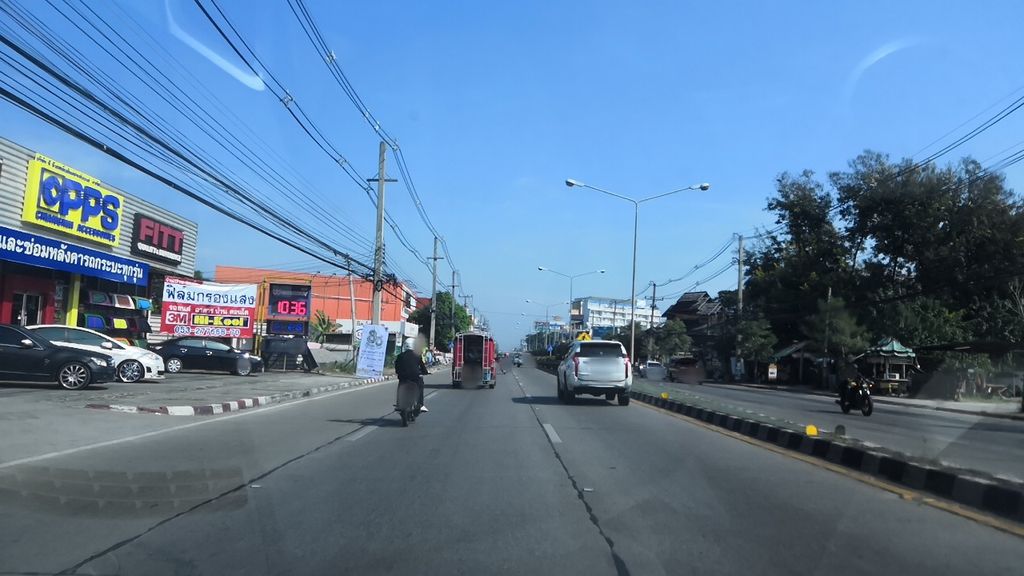 ภาพถนนตรงที่ Cockpit สายเหนือคาร์เซอร์วิส ตั้งอยู่ ถ่ายโดย charlesano พ.ศ. 2561 (2018) · A street-level view of where Cockpit สายเหนือคาร์เซอร์วิส stands, by charlesano in 2561 (2018)