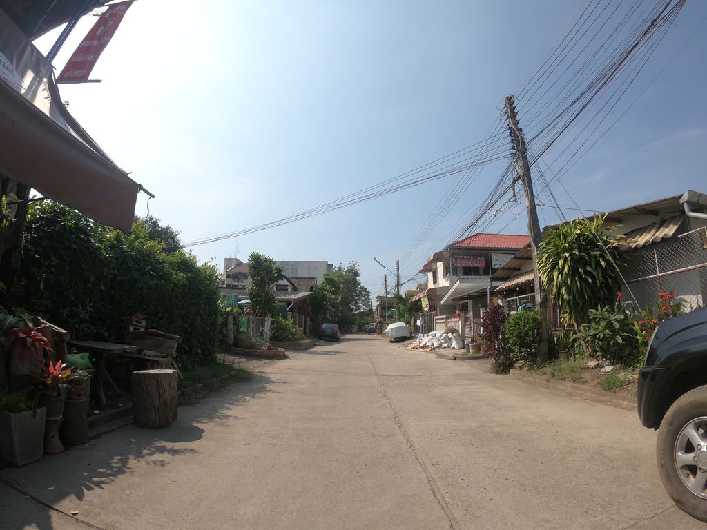 ภาพถนนตรงที่ Mini Coffee ตั้งอยู่ ถ่ายโดย chanuwath_grab พ.ศ. 2562 (2019) · A street-level view of where Mini Coffee stands, by chanuwath_grab in 2562 (2019)