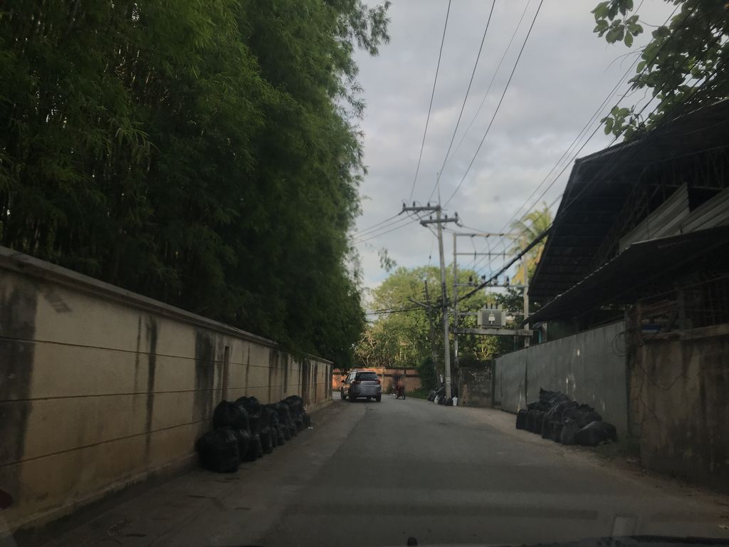 ภาพถนนตรงที่ โรงเรียนรัฐราษฎร์บำรุง ตั้งอยู่ ถ่ายโดย prasert พ.ศ. 2561 (2018) · A street-level view of where โรงเรียนรัฐราษฎร์บำรุง · Rat Rat Bamrung School stands, by prasert in 2561 (2018)