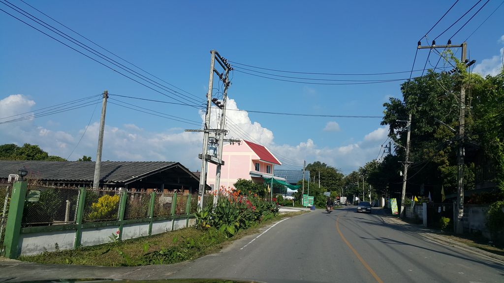ภาพถนนตรงที่ อู่ชัยเซอร์วิส ตั้งอยู่ ถ่ายโดย jrcarlsen พ.ศ. 2559 (2016) · A street-level view of where อู่ชัยเซอร์วิส · U Chai Service stands, by jrcarlsen in 2559 (2016)